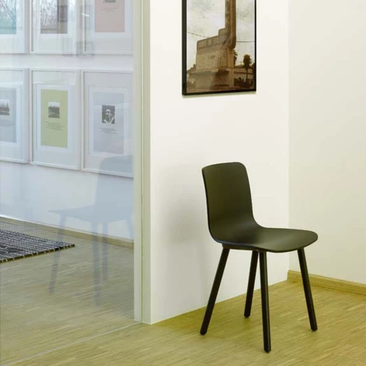 Vitra - Hal Wood Stuhl, basic dark / Eiche dunkel / Kunststoffgleiter basic dark